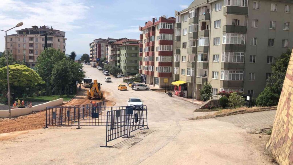 Belediye ekipleri sabaha kadar çalışarak çökme yaşanan yeri onardılar