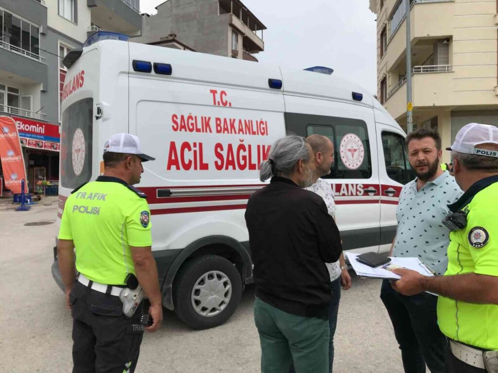 Bilecik’te minibüs ile otomobilin çarpıştı, 1 kişi yaralandı