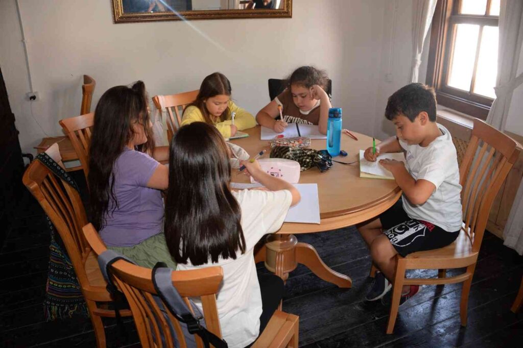 Bozüyük’ün çocuk kalemleri harika işler çıkardı
