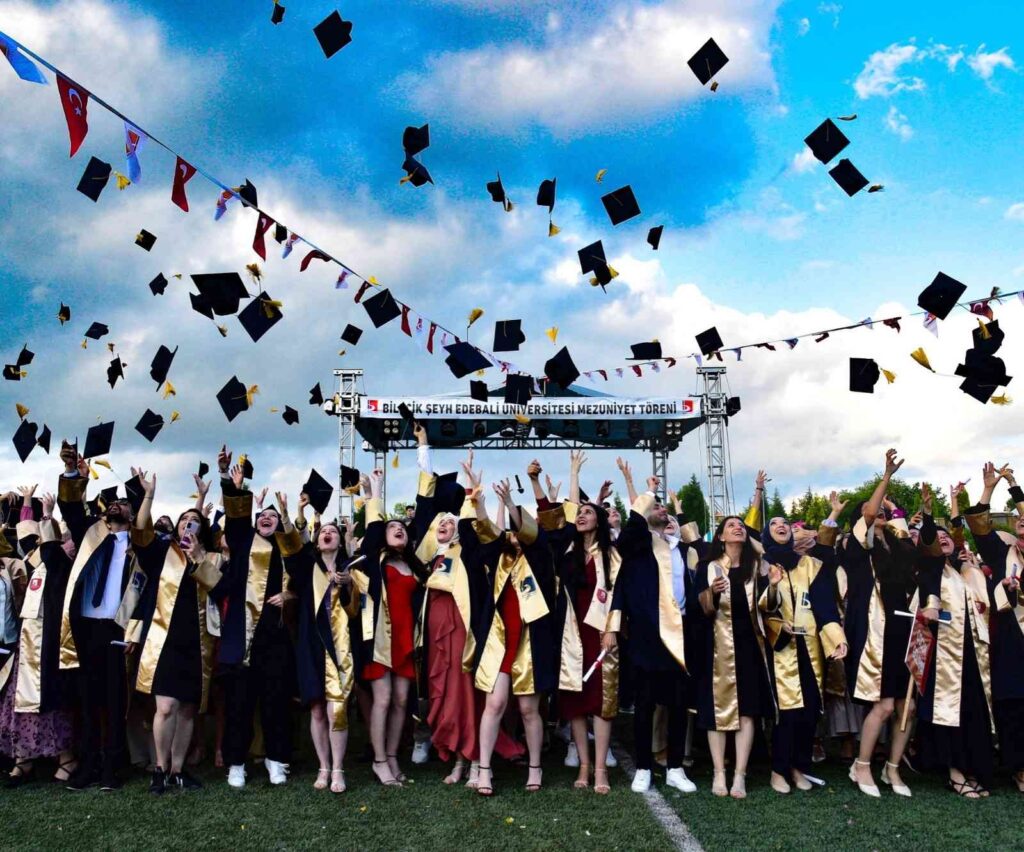 BŞEÜ’den mezun olan 3 bin 500 öğrenci kep fırlattı