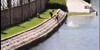 Çocukların su kanalında tehlikeli oyunu