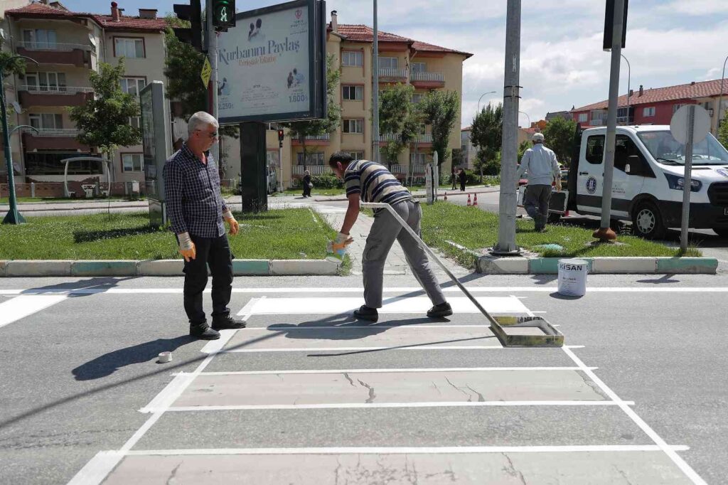 Daha güvenli ulaşım için yol çizgileri tamamlanıyor