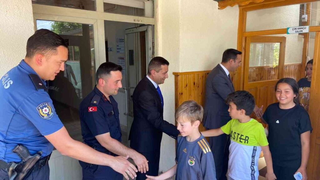 Dereceye giren öğrencilerle bir araya geldi