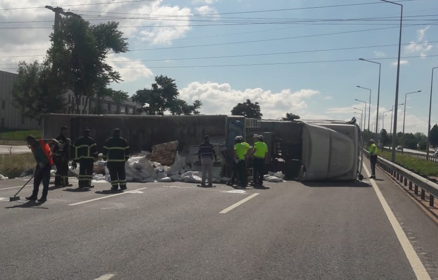 Devrilen tırda baba ve oğlu yaralandı
