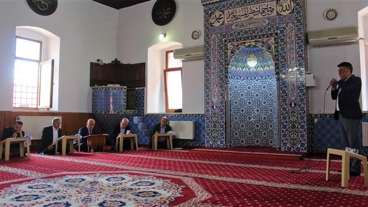 Din görevlileri ezan ve hutbede yarıştı