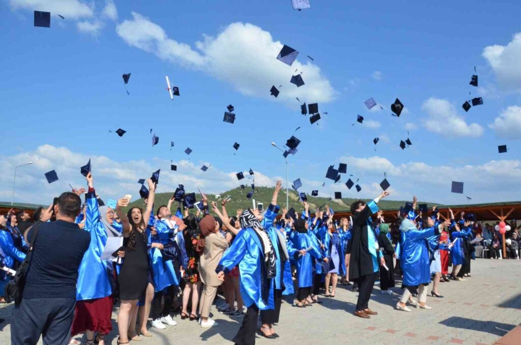 Emet MYO’da mezuniyet coşkusu