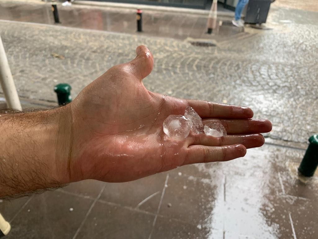 Eskişehir’de ceviz büyüklüğünde dolu etkili oldu