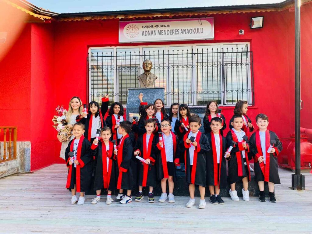 Eskişehir’de minik öğrencilerin mezuniyet coşkusu