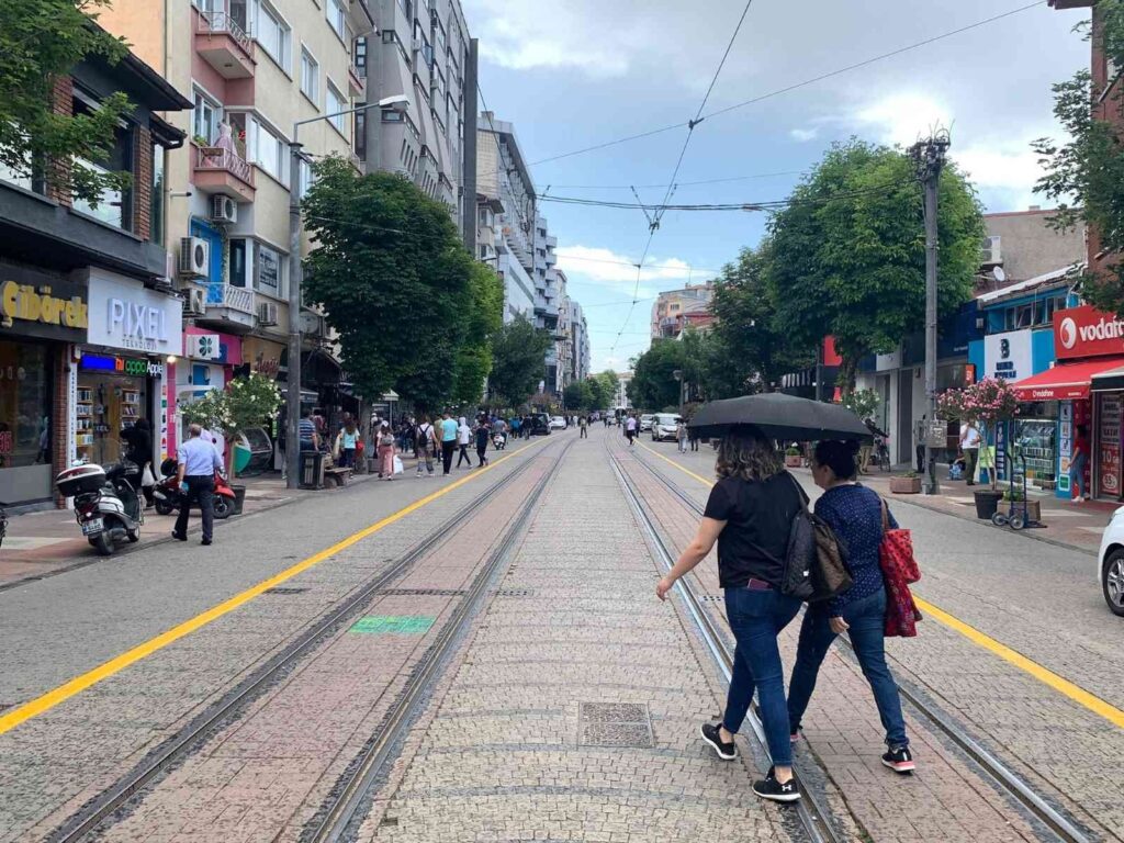 Eskişehirliler yaz ayında şemsiyeleri çıkardı