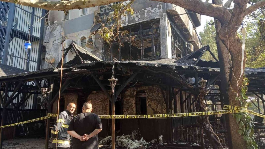 Gediz Öğretmenevi’nde yangın, 5 kişi dumandan etkilendi