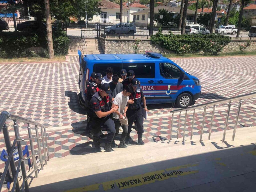 Hırsızlığa karışan 3 kişiden 2’si tutuklandı