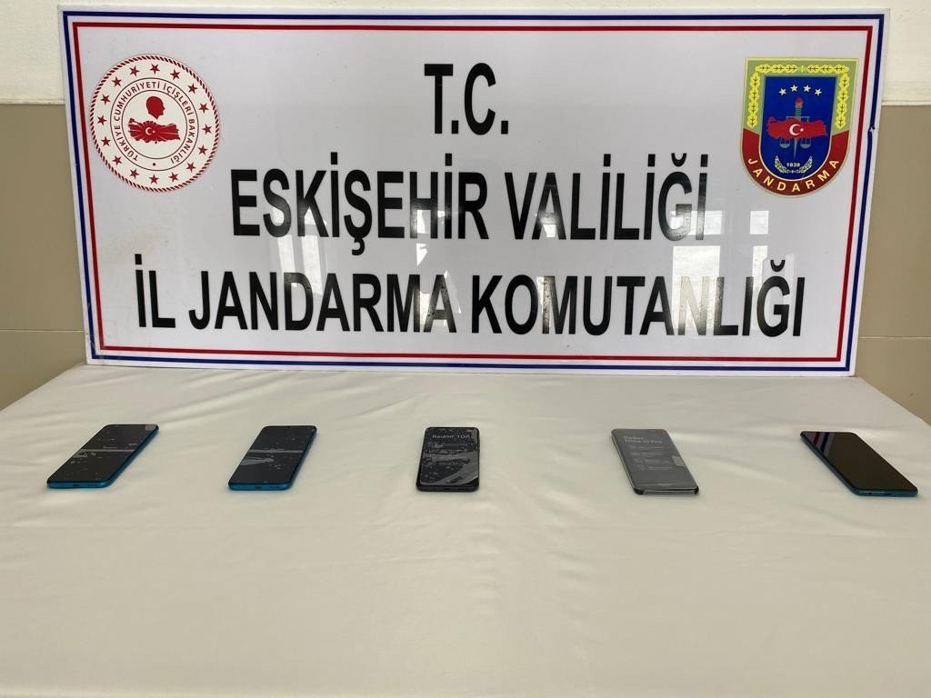 Kaçak cep telefonu satılan işyerine jandarmadan operasyon