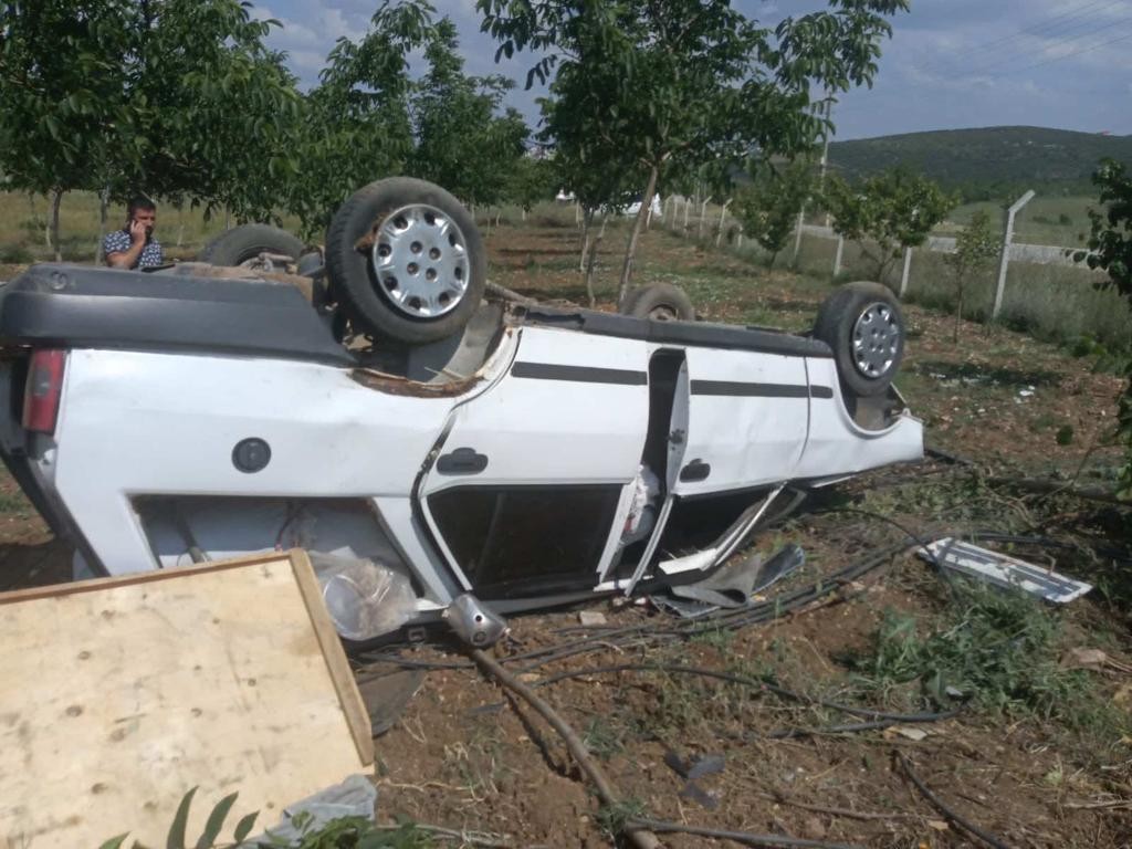 Kontrolden çıkan otomobil tarlaya devrildi, 2 kişi yaralandı