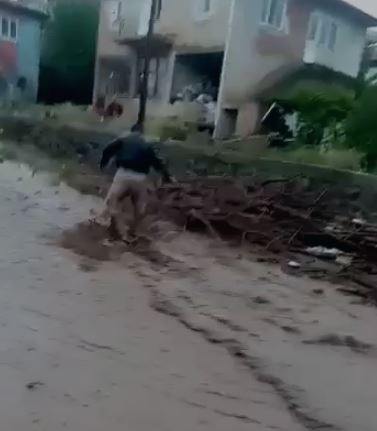 Köy evlerini sel vurdu