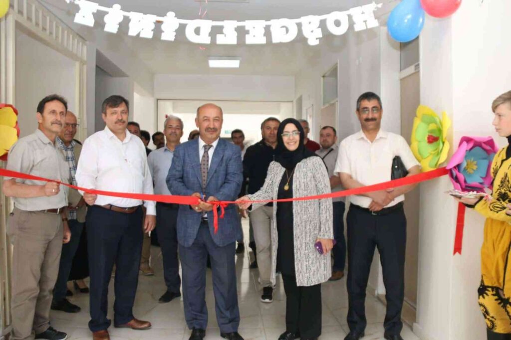 Kütahya Adnan Menderes Ortaokulunda Görsel Sanatlar sergisi açıldı