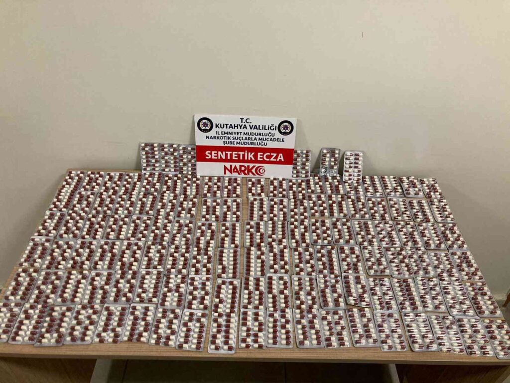 Kütahya’da sırt çantasında bin 647 adet sentetik ecza ele geçirildi
