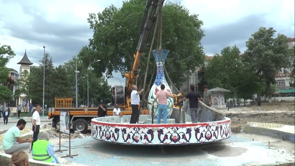 Kütahya’nın sembolü vazo ve Atatürk anıtı işte böyle taşındı