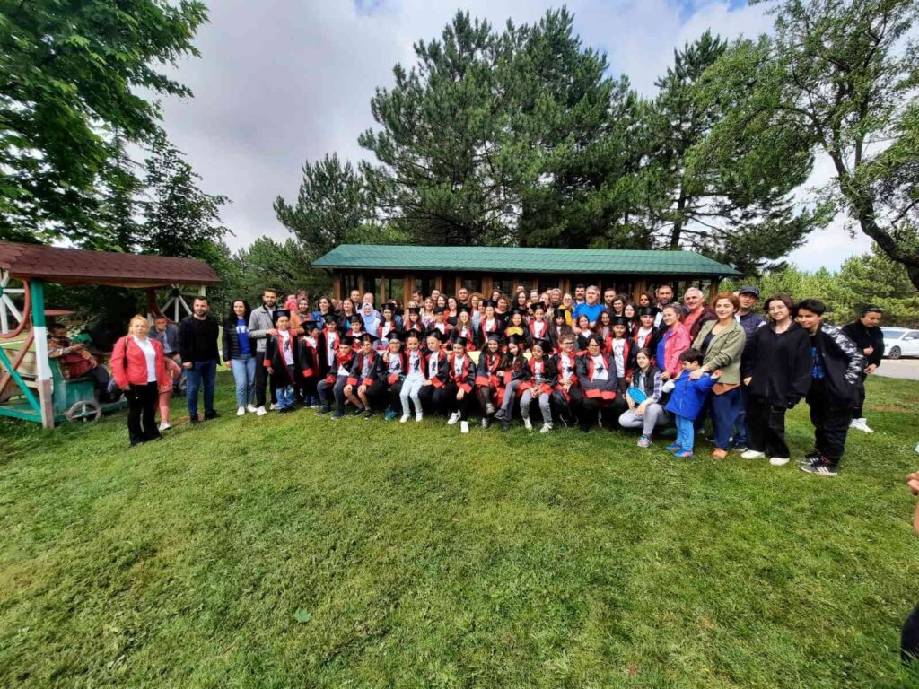 Mezuniyet sevincini piknik alanında kutlayıp kep fırlattılar