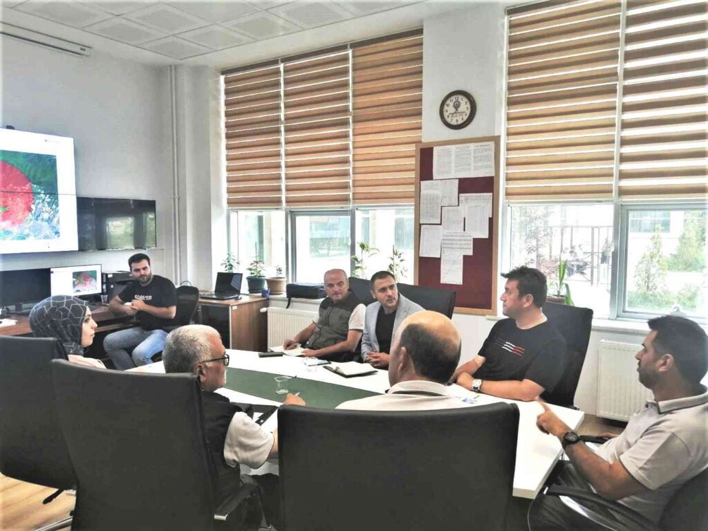 Orman yangınları ile mücadelede teknolojik imkanlardan üst düzeyde yararlanıyorlar