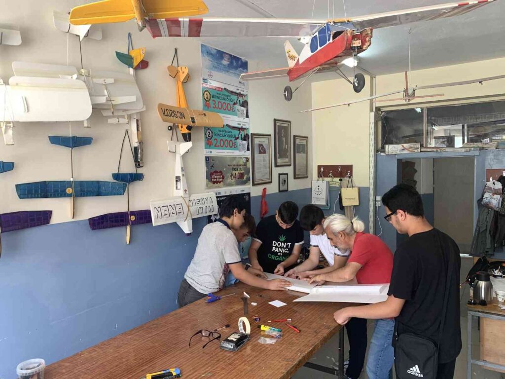 (ÖZEL) Geleceğin mühendisleri model uçaklarla kendilerini geliştiriyor