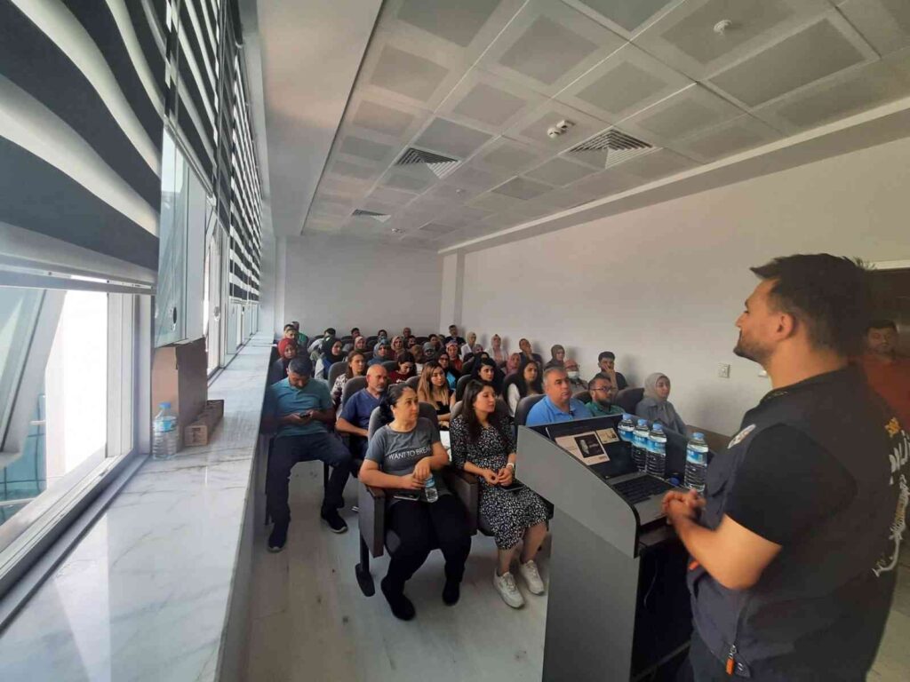 Polis ekipleri güvenli internet kullanımını anlattı