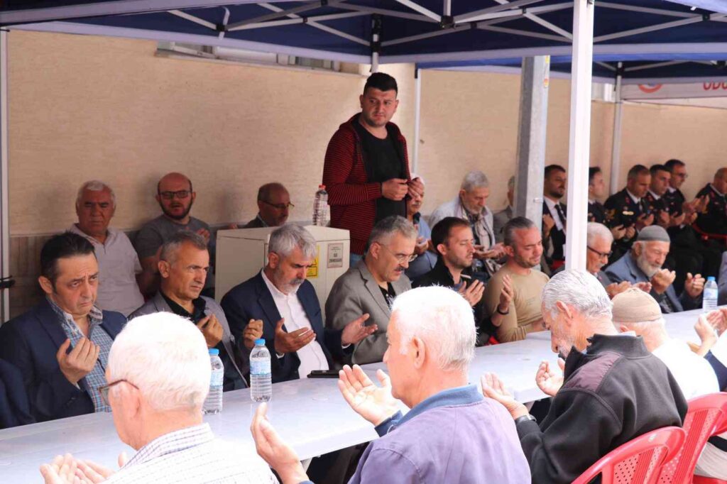 Şehit Arduç’un evinin önünde mevlit okutuldu