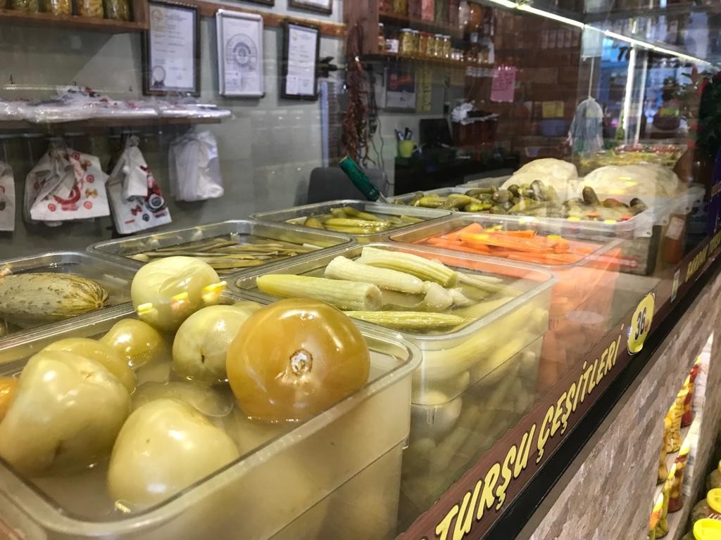 Sezonun son turşuları tezgâhlarda