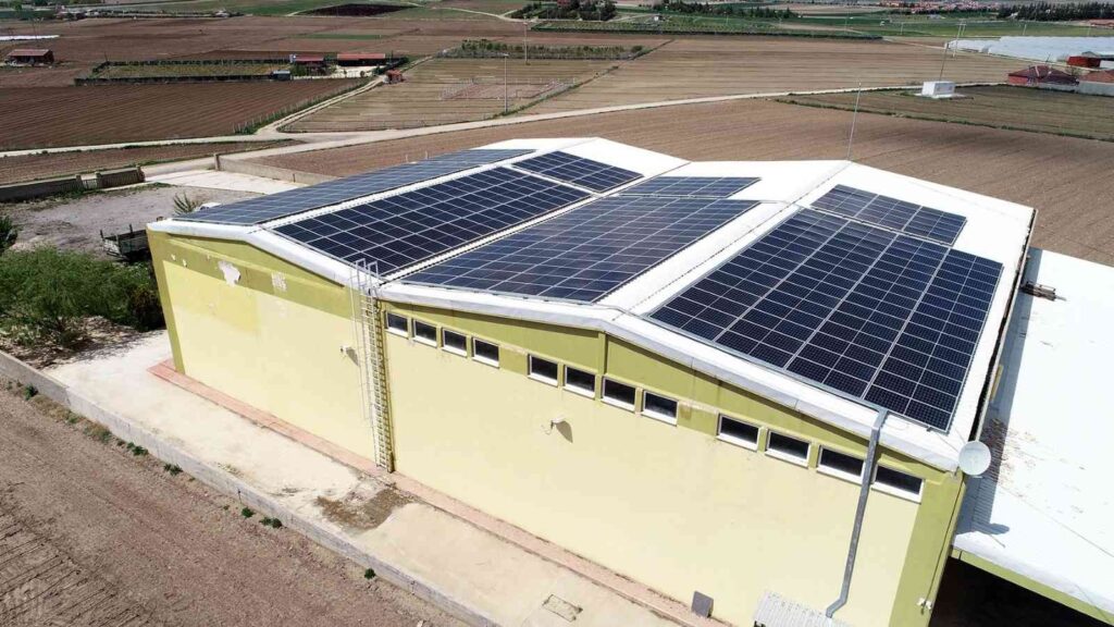 Soğuk hava deposu da temiz enerji üretmeye başladı