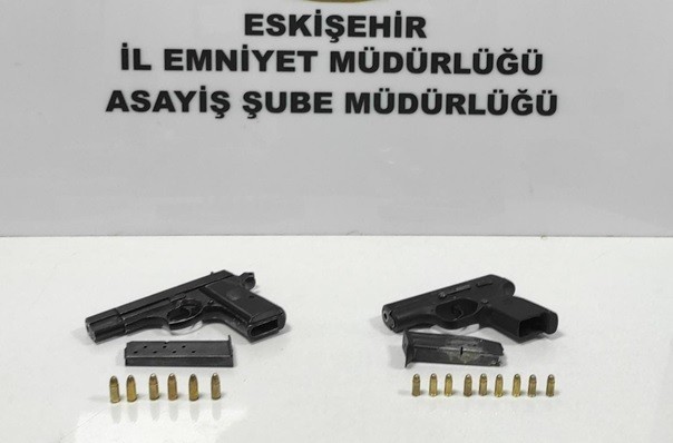 Şüpheli şahısların üzerinde silah ele geçirildi