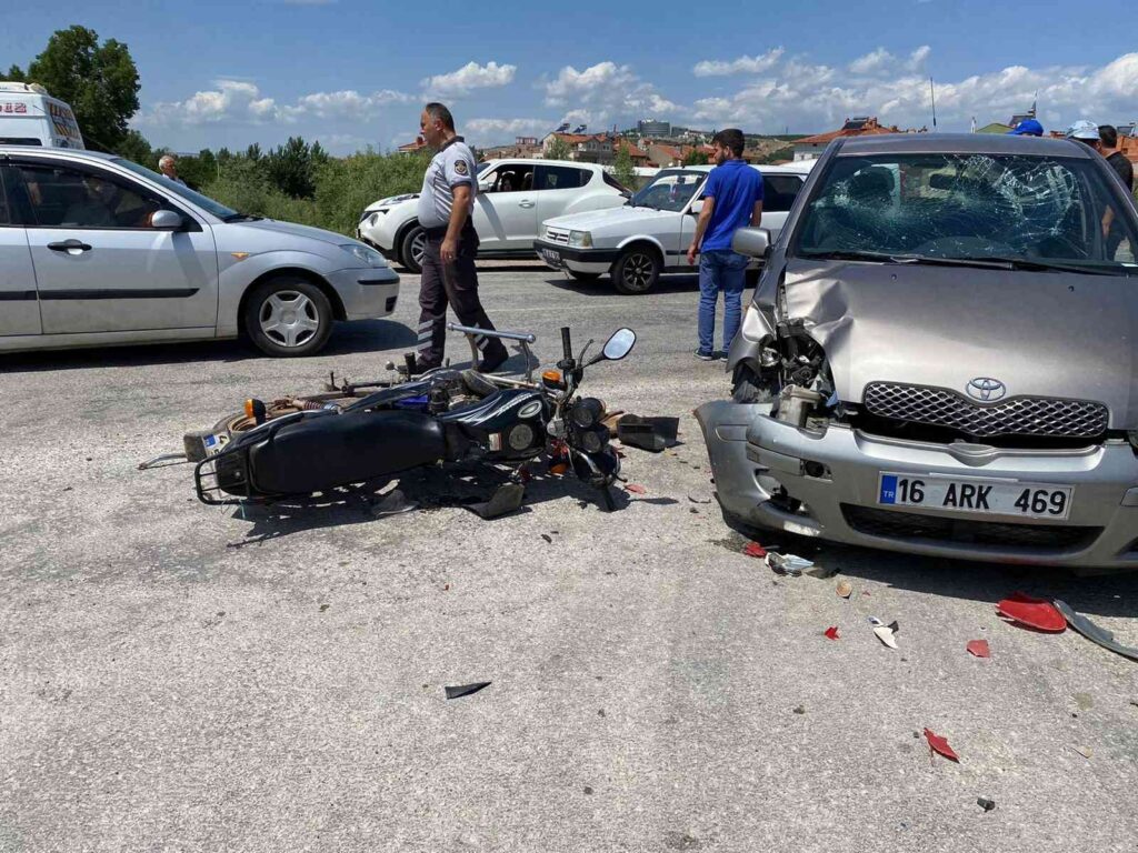 Tavşanlı’da motosiklet ile otomobil çarpıştı: 2 yaralı