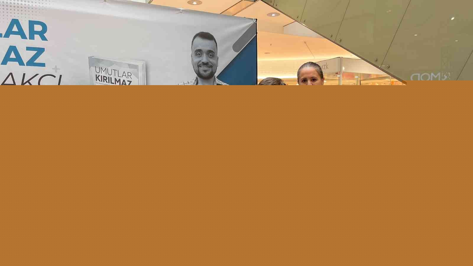 “Umutlar Kırılmaz”ın yazarı Sakçı sevenleriyle imza etkinliğinde bir araya geldi