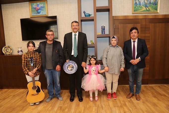 Vali Çelik, müzisyen Öncül Günyeli ile öğrencilerini makamında kabul etti