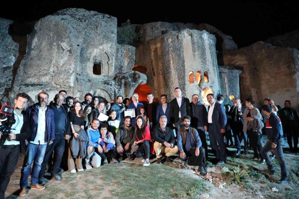 Vali Yiğitbaşı, Ayazini’deki film setini ziyaret etti