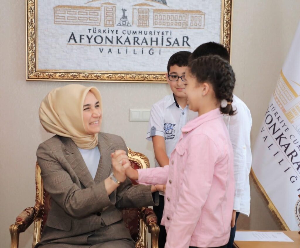 Vali Yiğitbaşı kendisine mektup yazan öğrencileri ağırladı
