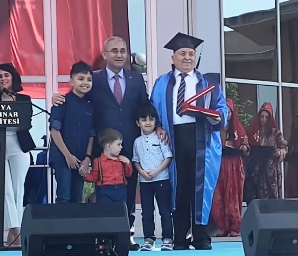 Yarım bıraktığı üniversiteyi 63 yaşında bitirdi