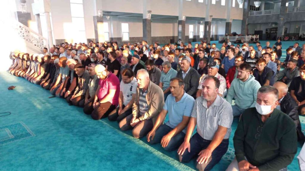 Afyonkarahisar’da vatandaşlar bayram namazı için camileri doldurdu