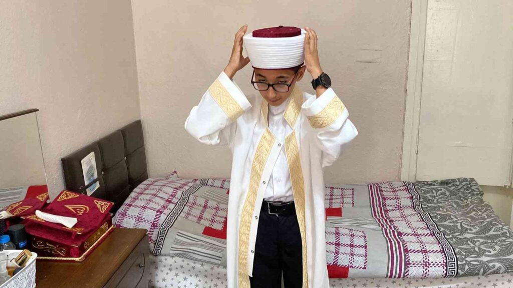 Ağlayarak Gi̇tmek İstemedi̇ği̇ Kuran Kursunu 3 Yılda Bi̇ti̇ri̇p Hafız Oldu