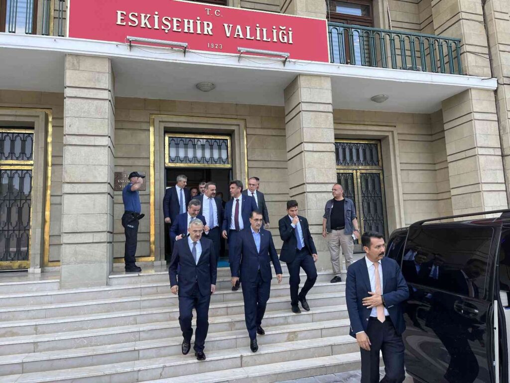 Bakan Dönmez, Vali Ayyıldız’ı makamında ziyaret etti