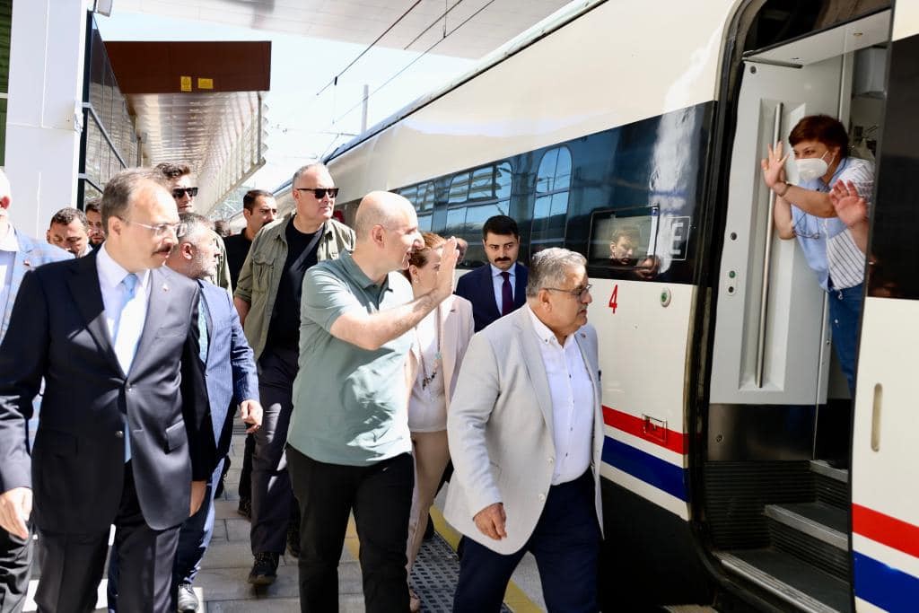 Bakan Karaismailoğlu, Bilecik’e YHT ile geldi