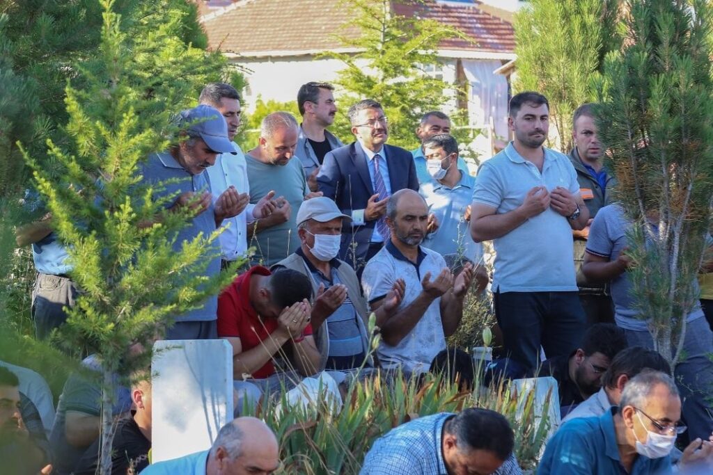 Balya İndi̇ri̇rken Banttan Düşerek Hayatını Kaybeden Genç Toprağa Veri̇ldi̇