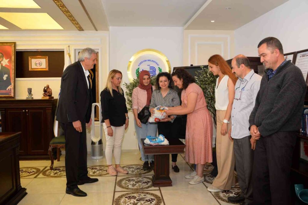 Başkan Bakkalcıoğluna Topladıkları 553 Adet Atık Pi̇li̇ Tesli̇m Etti̇ler