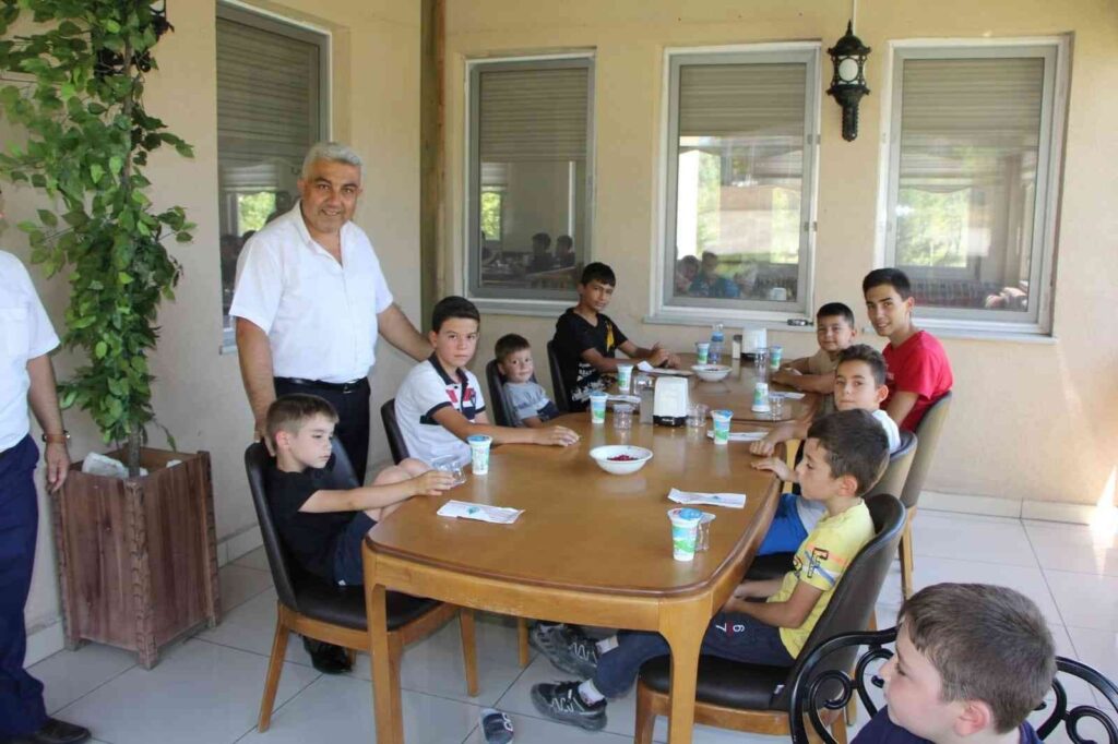 Beledi̇ye Başkanı Çalışkan, Yaz Kuran Kursu Öğrenci̇leri̇yle Yemekte Buluştu