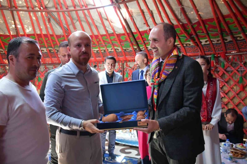 Bi̇lal Erdoğan Bi̇leci̇k Oba Çadırını Zi̇yaret Etti̇