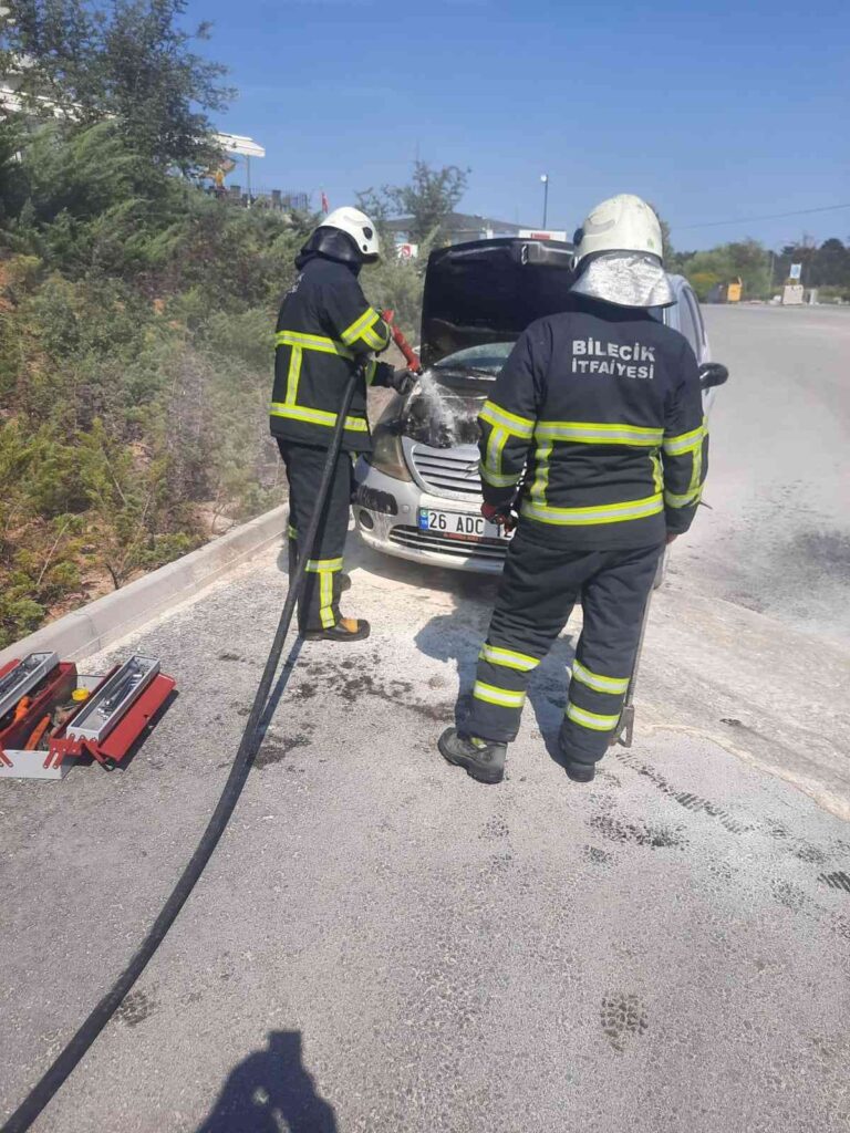 Bi̇leci̇kte Araç Yangını Zamanında Müdahaleyle Söndürüldü