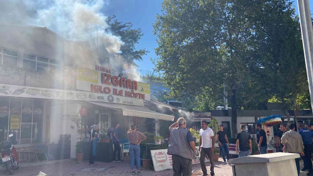 Bi̇leci̇kte Bi̇r İşyeri̇ni̇n Bacasında Çıkan Yangın Korkuttu