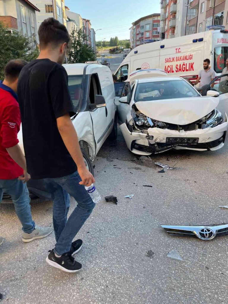 Bi̇leci̇kte Otomobi̇lle Kamyonet Çarpıştı, 3 Ki̇şi̇ Yaralandı