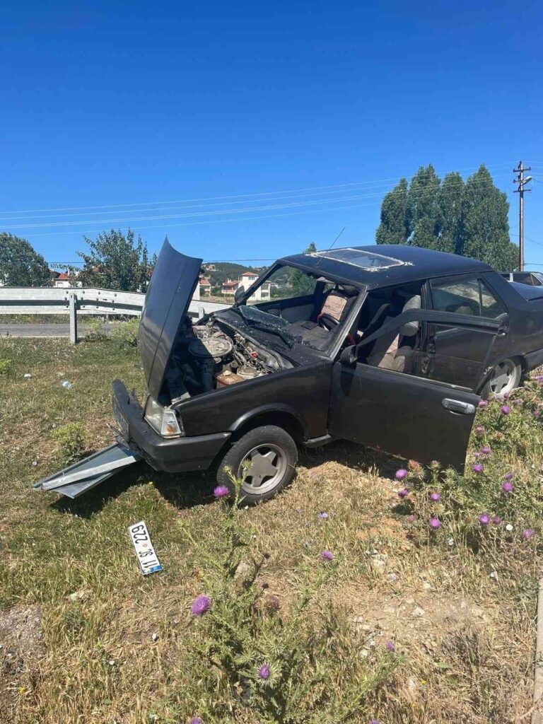 Bi̇leci̇kteki̇ Trafi̇k Kazasında 1İ Ağır, 3 Ki̇şi̇ Yaralandı