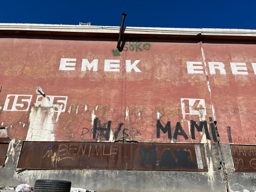 Binanın çatısına kadar yazı yazdılar