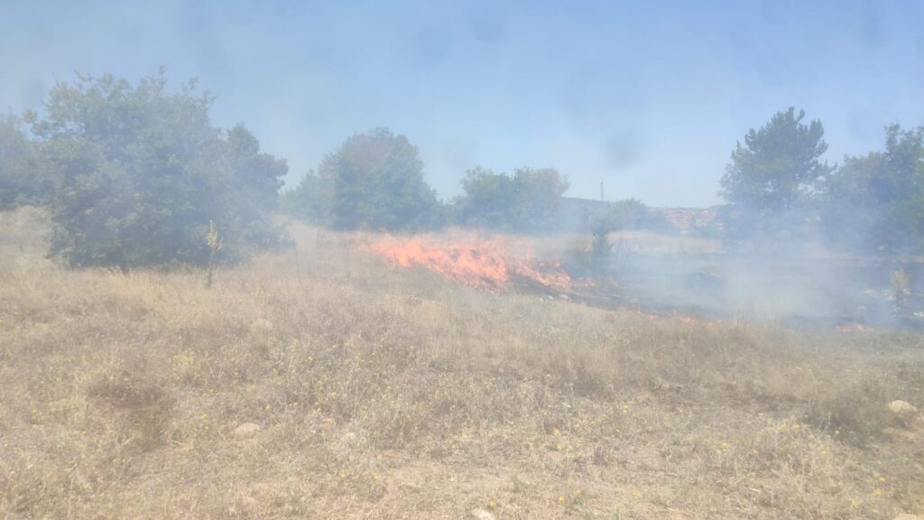 Boş Arazi̇de Çıkan Yangın Eki̇li̇ Alana Ulaşmadan Söndürüldü