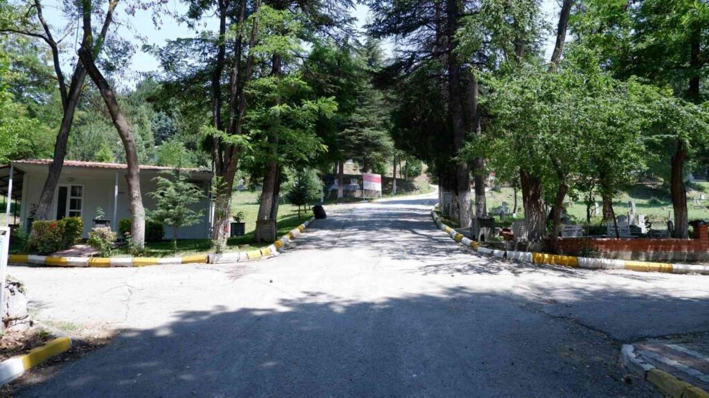 Bozüyük İlçe Mezarlığı’nda bayram çalışmaları